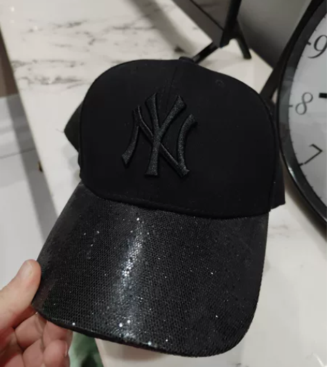 两款帽子，两个试戴了两次，男女款都可以戴。...