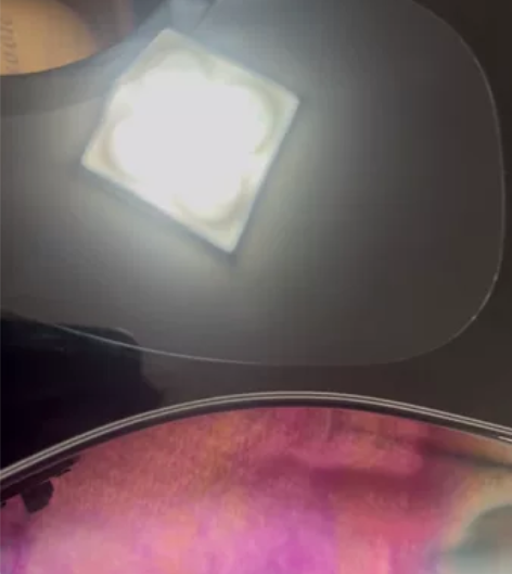 出一把闲置的布鲁克吉他,漆面微刮痕磨损 谈...