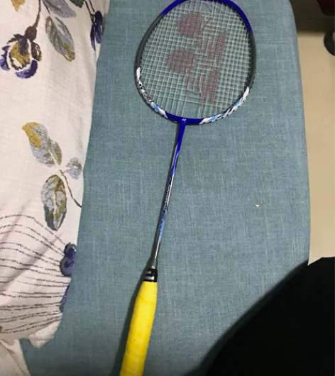 尤尼克斯球拍 线被打爆了，所以打算低价出换...