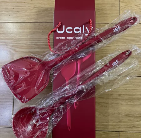 出 UCaly品牌的厨房工具套装，包括红色...