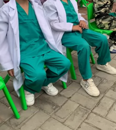 儿童小医生服装角色扮演护士，表演穿过一次，...