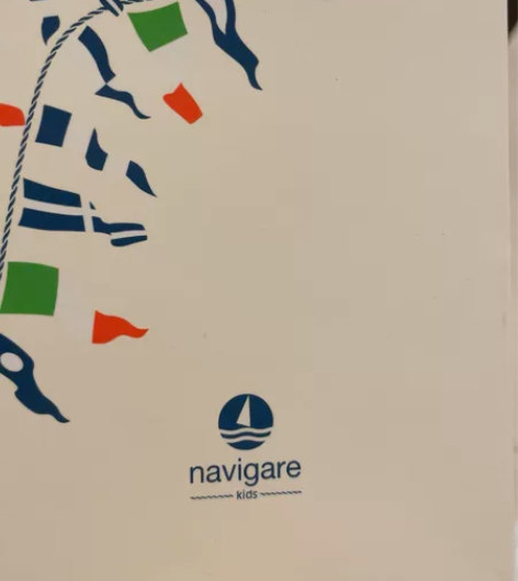 出Navigare品牌的儿童服装，白色衬衫...