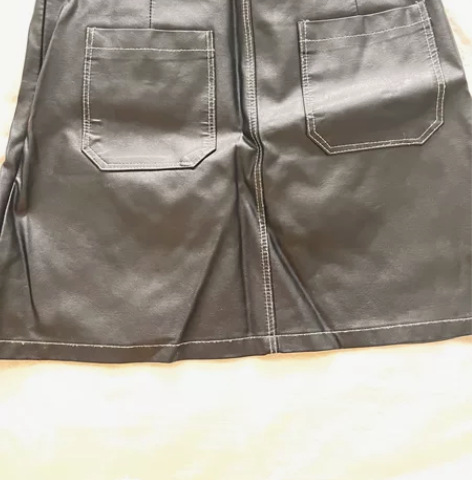 A字半身小皮裙，春秋款，配衬衫外套都美得很...