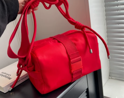 运动风红色包包女2023新款休闲斜挎包瑜伽...