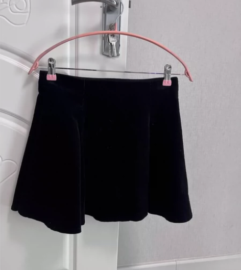 灯芯绒百褶裙黑色L码！只穿了一次！ 很显瘦...