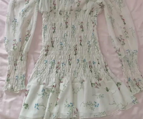 白色绿花碎花裙 实体店买的 有弹性上身很仙...