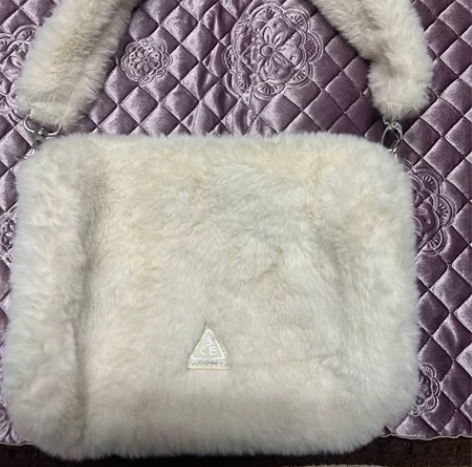 3ce米白色毛毛秋冬可爱时尚拎包单肩毛绒腋...