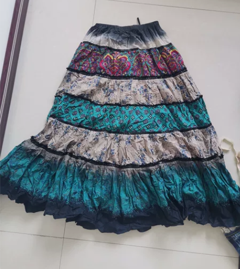 裙子几乎全新 有点民族风放的有点皱蛮好看的...