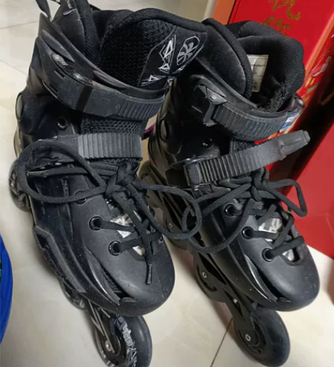 直轮滑冰鞋，全英文滑冰鞋，买来只滑了一次 ...