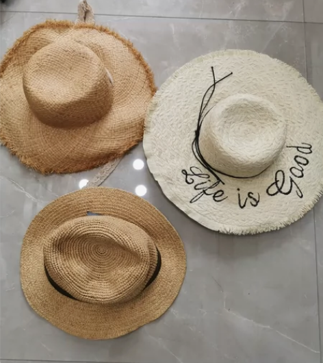 出右一淡黄色草帽，宽帽檐，海边拍照很上镜，...