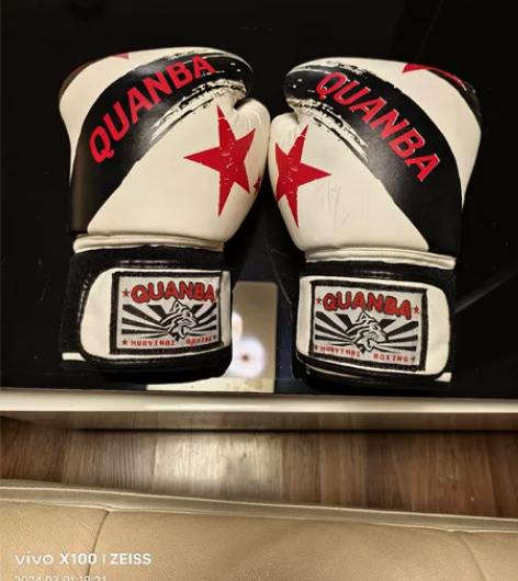 拳击手套，没事可以锻炼锻炼身体 感兴趣的话...