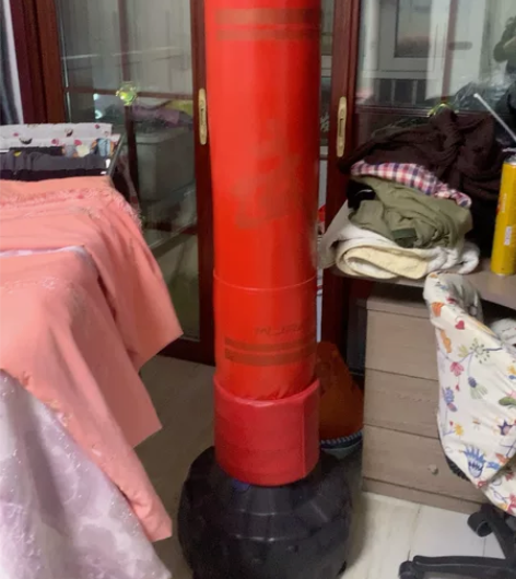 出售立式拳击沙袋，带一副拳击手套 感兴趣的...