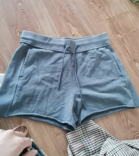 品牌剪标的水洗做旧的纯棉短裤，m码的，平量...