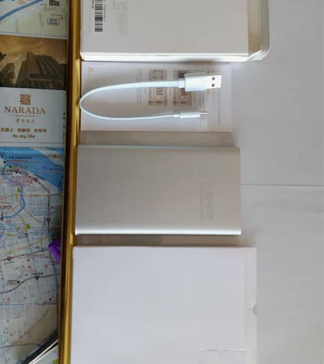 小米超薄充电宝1.东西朋友送的，全新。2....