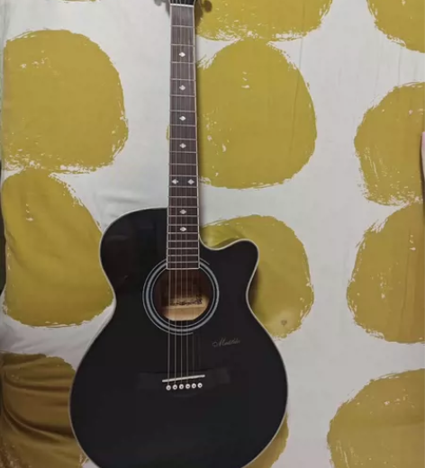 搬家出闲置，破木吉他一把，琴码有点裂。看上...