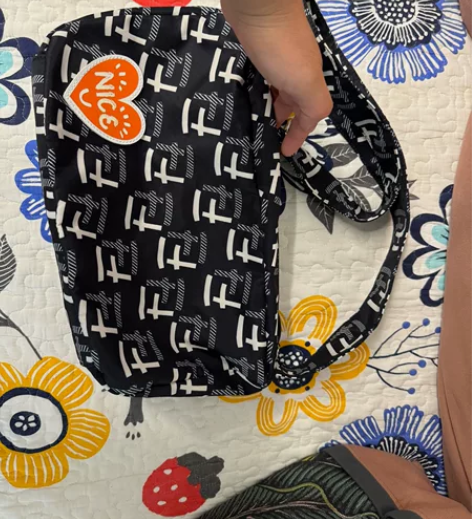 斜背包单肩包 三福购买 感兴趣的话点“我想...