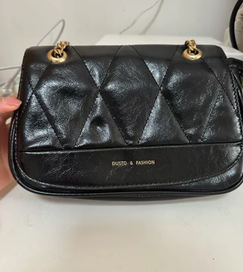 15块钱出大东买的一个小包包，可以斜挎也可...