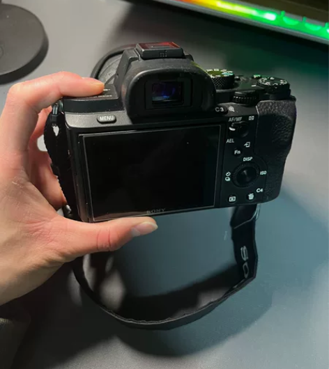 出黑色的索尼微单相机，型号为a7m2。去年...