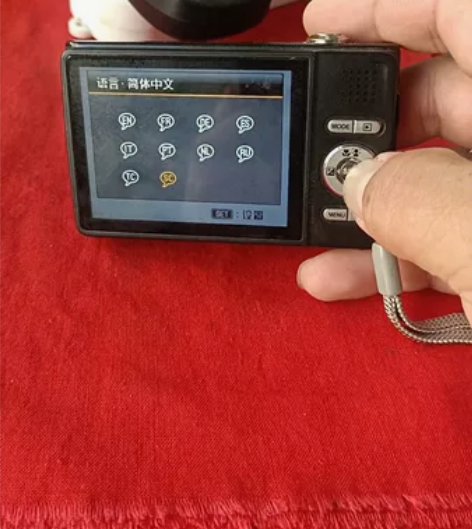 数码相机，爱国者品牌。型号t70，品相没毛...