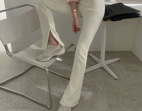 2023年春季新款设计感高腰开叉微喇叭裤子...