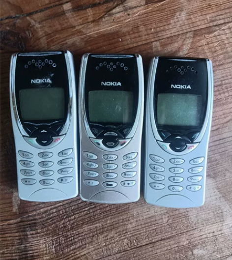 诺基亚8210都旧手机3台，都有瑕疵。都开...