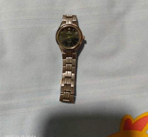 天王商场专柜购买，正品。石英。手表太多了，...