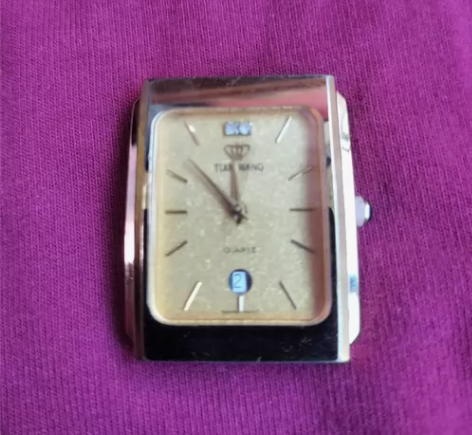 一款20多年前的天王石英手表，表盘具有很强...