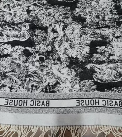 围巾大号围巾围脖不是很薄的纱质的摸起来像是...