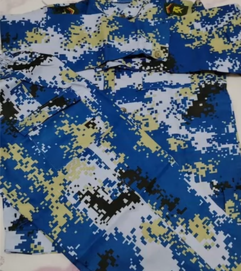 全新迷彩服一套 质量很好 喜欢的入 感兴趣...