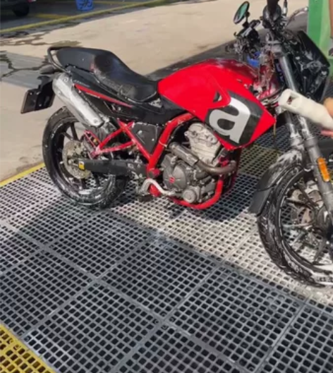 阿普利亚cafe125      外观优雅...