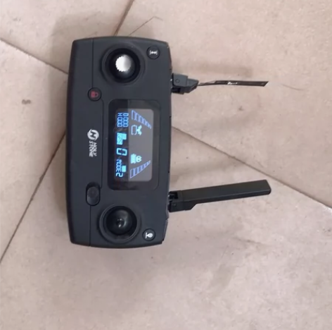 b.....飞机遥控器，天线坏了一个，低价...