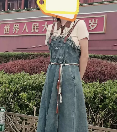 出背带裙，侧拉链并不能完全拉下去，胯穿进去...