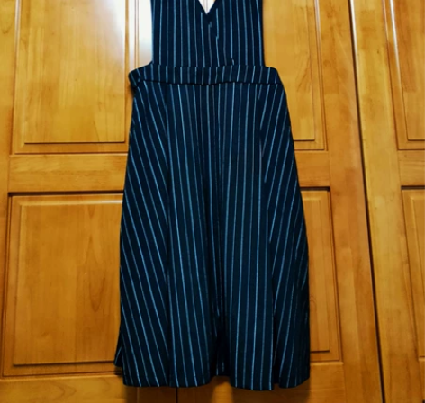 竖条深蓝色背带裙，全新 感兴趣的话点“我想...