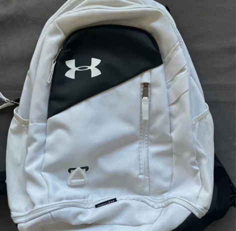 篮球包，有独立球仓，包内面积大 感兴趣的话...