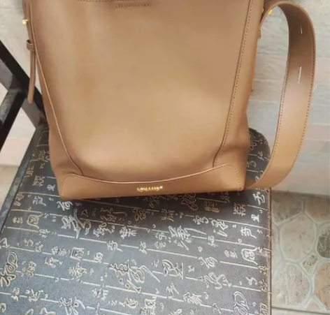 奥康女包  五金和包底有轻微磨损，介意勿拍...