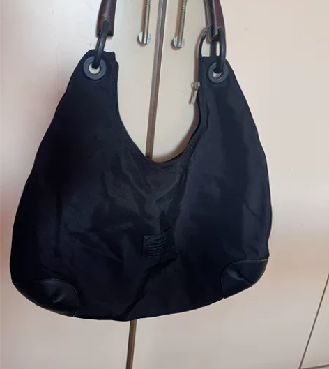 单肩手提 时尚黑色包包 容量大，可单肩和手...