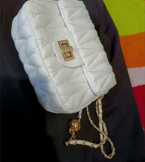 包包跨肩包女款，低价出了，看上的宝宝可以拍...