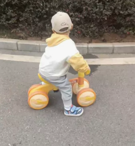 乐的小黄鸭平衡车儿童无脚踏1-3岁2小孩四...