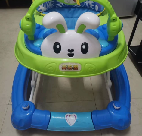 婴儿学步车。我儿子一放进去就哭。功能完好有...