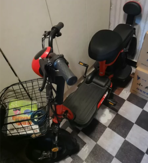 自家用的爱玛牌电动车  嗷嗷新  就骑了两...