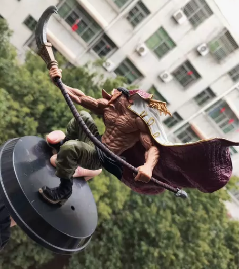 航海王索隆白胡子手办和初音未来手办，三个打...