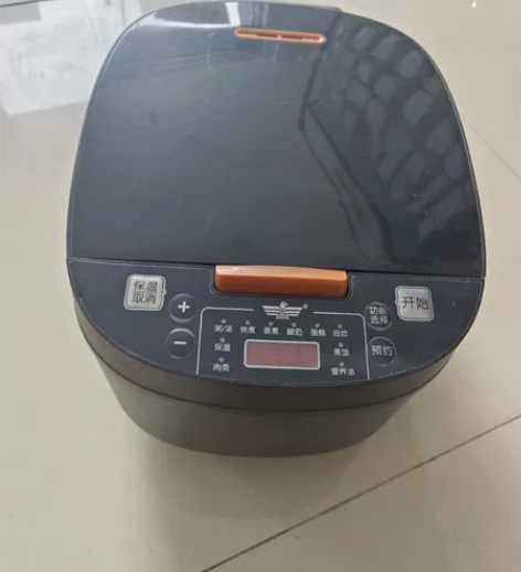 新飞电饭煲全新的五升的，一共有四个是做批发...