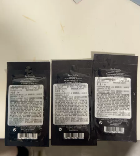 雅诗兰黛白金级奢宠光璨精华粉底液19号，小...