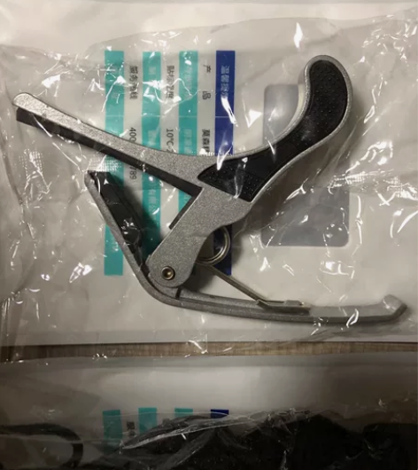 出吉他配件：变调夹（用过几次），背带（用过...