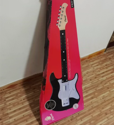 这不是真吉他，不响。本来就是电脑游戏里面用...