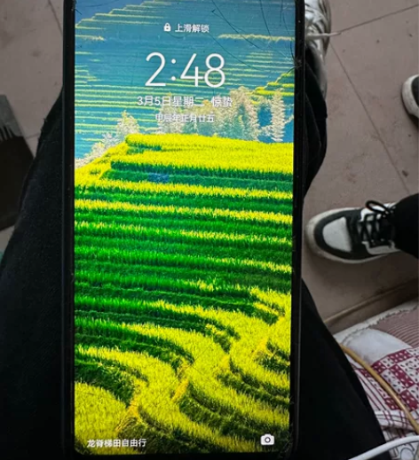 华为畅想10 4+128 屏幕右边碎了一块...