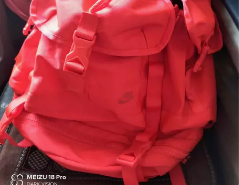 巴斯光年，篮球背包，瑕疵是烟头烫了个小洞，...