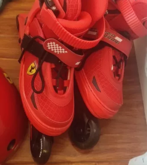 法拉利专业轮滑鞋儿童初学者滑冰鞋，红色全套...