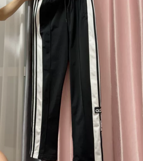 阿迪达斯三叶草女士运动裤 感兴趣的话点“我...