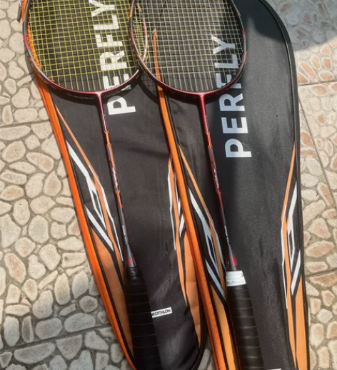 地牢侬990羽毛球拍一对，1600专卖店买...